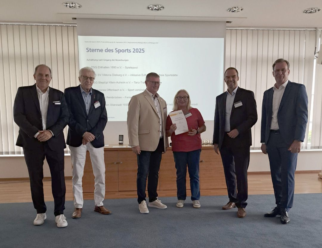 Das Bild zeigt Schriftführerin Ursel Ott, die stellvertretend den Stern und die Urkunde entgegennahm